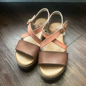Italian Platform buckle sandals 5.5